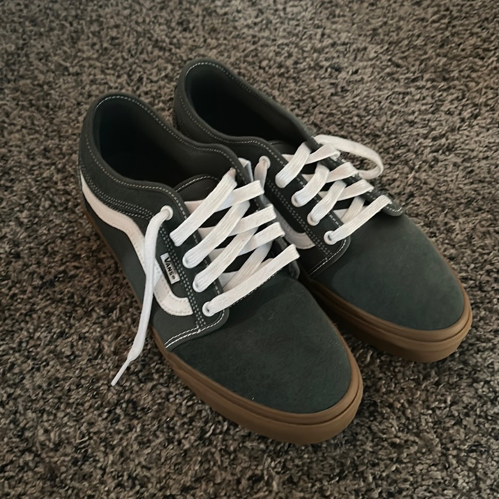 NWOB Mens Vans forest green